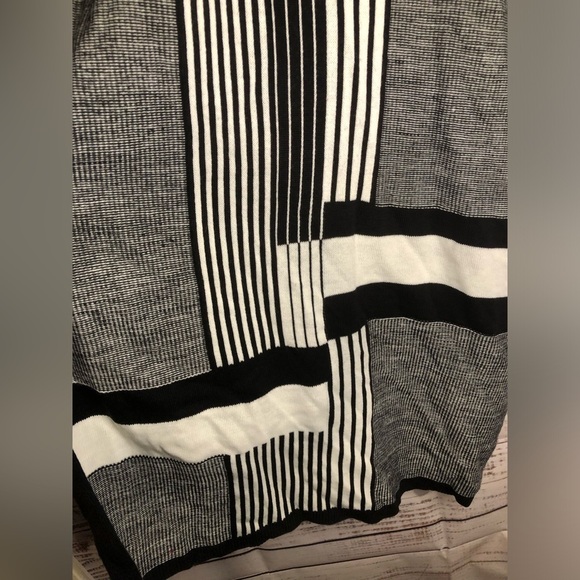 VENUS Black and White 3/4 Sleeve Scoop Neck Sweater Dress - Picture 10 of 14